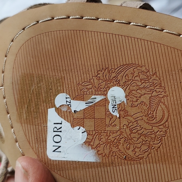 NWOT Vince Camuto suede sandals - Picture 10 of 10